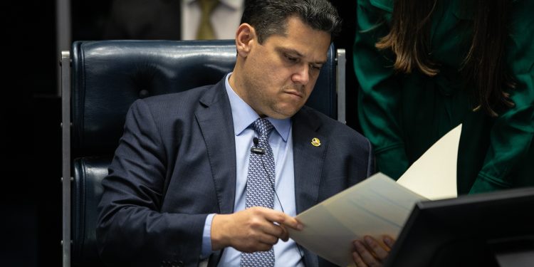 Entenda o projeto de aposentadoria especial para agentes de saúde que avançou no Congresso