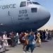 Afegãos em fuga desesperada invadem aeroporto e se agarram a aviões em Cabul