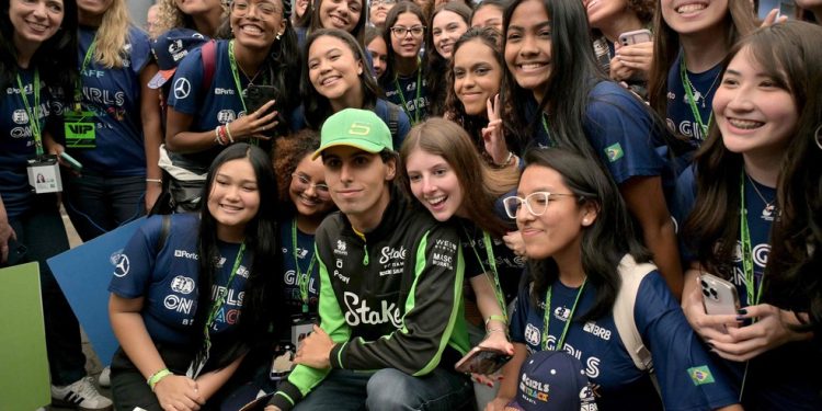 Gabriel Bortoleto participar de ação de patrocinador com fãs no Autódromo de Interlagos — Foto: Nelson ALMEIDA / AFP
