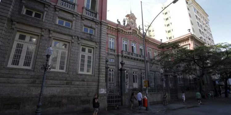 O Colégio estadual Amaro Cavalcanti, no Largo do Machado, que passou a se chamar Colégio Senor Abravanel, em homenagem a Silvio Santos, mas projeto de lei quer retomar o antigo nome — Foto: Domingos Peixoto / Agência O Globo