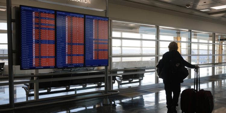 Um painel de informações mostra os voos cancelados no Aeroporto Nacional Reagan, em Arlington, Virgínia — Foto: Kayla Bartkowski/Getty Images via Bloomberg