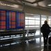 Um painel de informações mostra os voos cancelados no Aeroporto Nacional Reagan, em Arlington, Virgínia — Foto: Kayla Bartkowski/Getty Images via Bloomberg