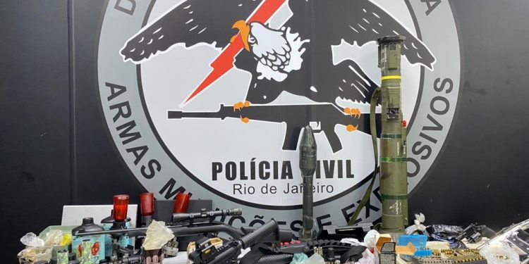 Armamento e munições apreendidas durante operação no Rio de Janeiro contra esquema de fabricação ilegal de armas — Foto: Lívia Nani / Agência O Globo