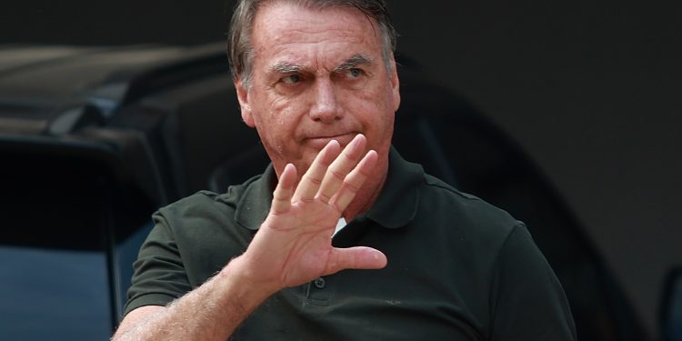 Ex-presidente Jair Bolsonaro é preso pela PF após ordem de Moraes; siga a cobertura ao vivo