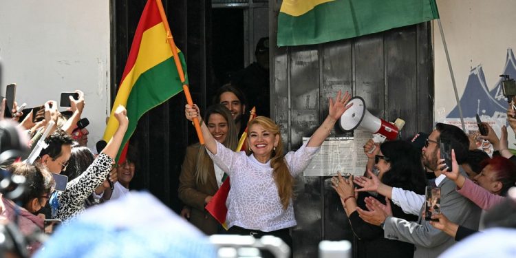 A ex-presidente boliviana Jeanine Anez deixa a prisão feminina de Miraflores, em La Paz, em 6 de novembro de 2025 — Foto: AIZAR RALDES / AFP