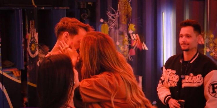 Sarah Andrade e Bruno se beijam no 'Túnel do amor' — Foto: Reprodução/Globoplay