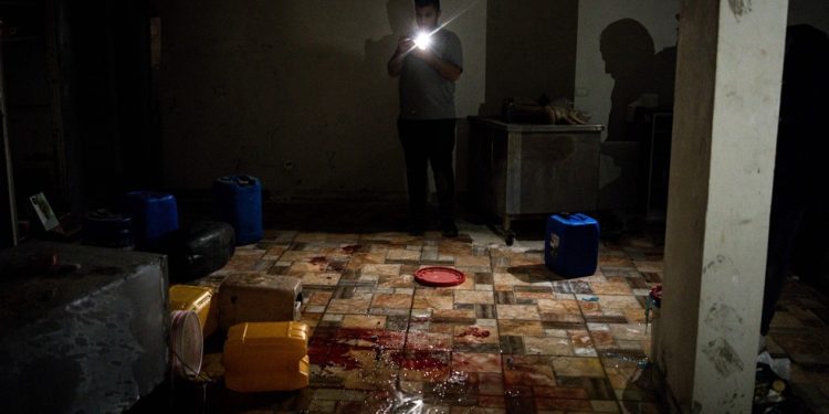 Sangue no piso do local em que os palestinos foram mortos por soldados israelenses em Jenin — Foto: John Wessels/AFP