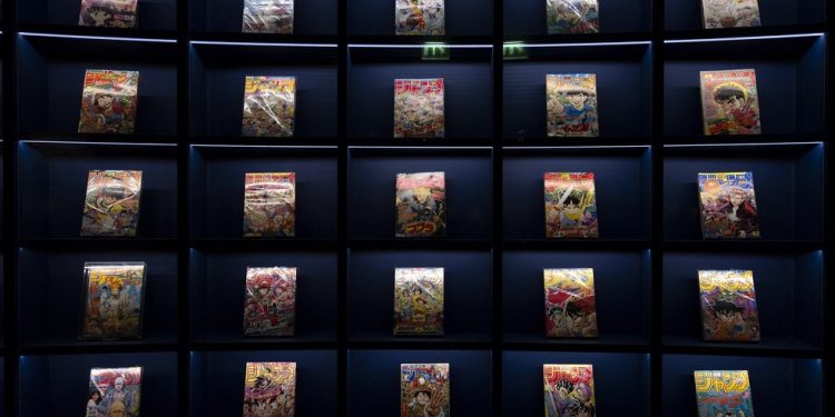 Mangás exibidos na exposição "Manga, tout un art!", em cartaz no Museu Guimet, em Paris, até março de 2026 — Foto: Sebastien Dupuy/AFP