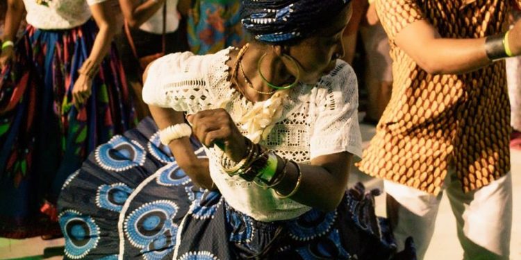 Apresentação de jongo com a Companhia de Aruanda durante o Festival Madureira, que une diferentes expressões artísticas — Foto: Divulgação