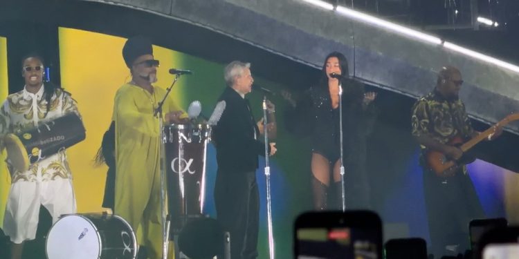 Carlinhos Brown, Caetano e Dua Lipa em show em São Paulo: cantora participou de manifesto contra cambistas — Foto: Mariana Rosário