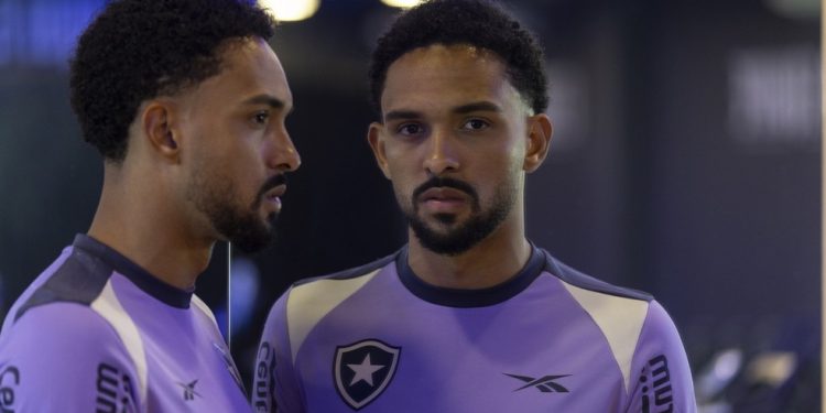 Lateral-direito do Botafogo, Vitinho — Foto: Alexandre Cassiano/ Jornal O GLOBO