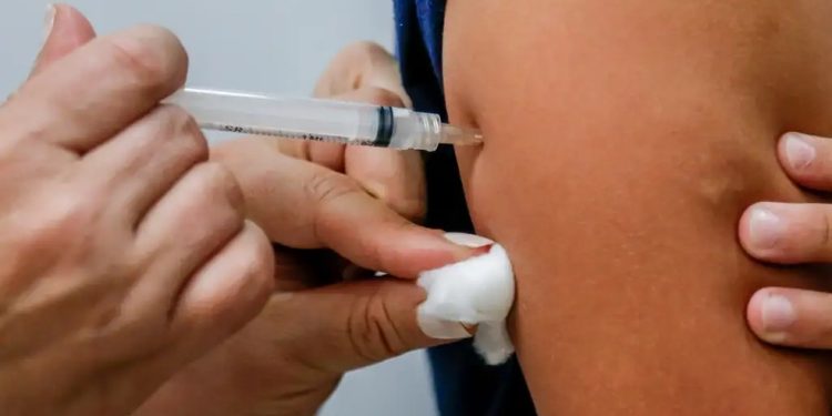 Vacinação contra dengue em posto de saúde — Foto: Paulo Pinto/Agência Brasil
