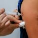 Vacinação contra dengue em posto de saúde — Foto: Paulo Pinto/Agência Brasil