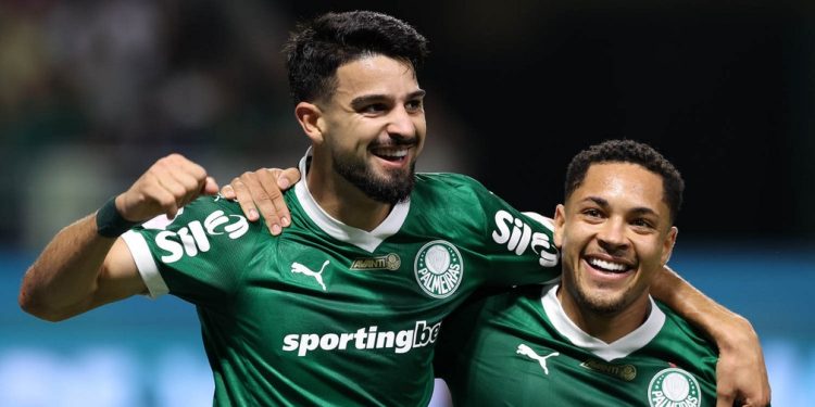 A dupla Flaco López e Vitor Roque — Foto: Cesar Greco/Palmeiras