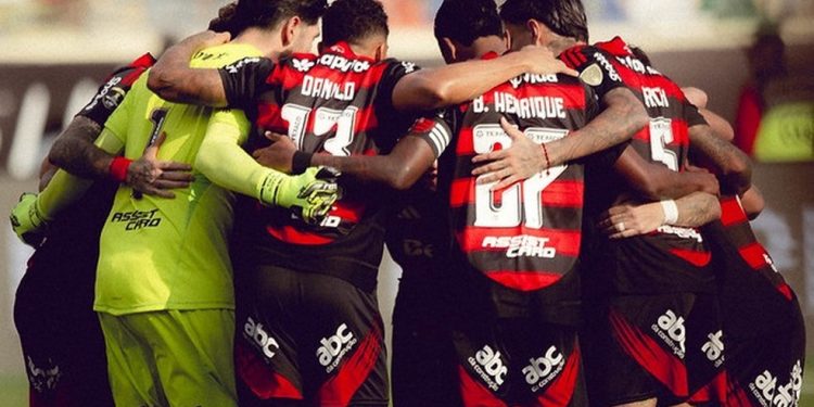 Danilo e o time do Flamengo em Lima — Foto: Divulgação Flamengo