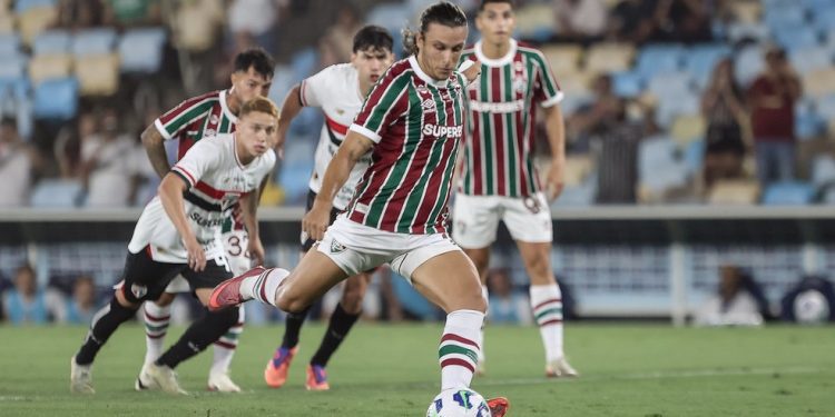Canobbio abre placar com gol de pênalti em Fluminense x São Paulo — Foto: Lucas Merçon / Fluminense