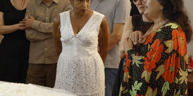 Paula Lavigne, Caetano Veloso e Elisa Lucinda em velório de Jards Macalé — Foto: Guito Moreto/Agência O Globo