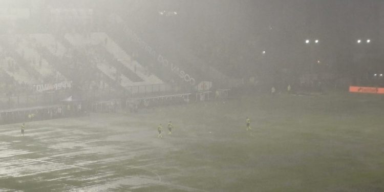 Arbitragem faz teste no gramado — Foto: Vitor Seta