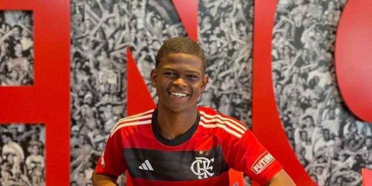 Douglas Telles, quando chegou ao sub-17 do Flamengo — Foto: Reprodução