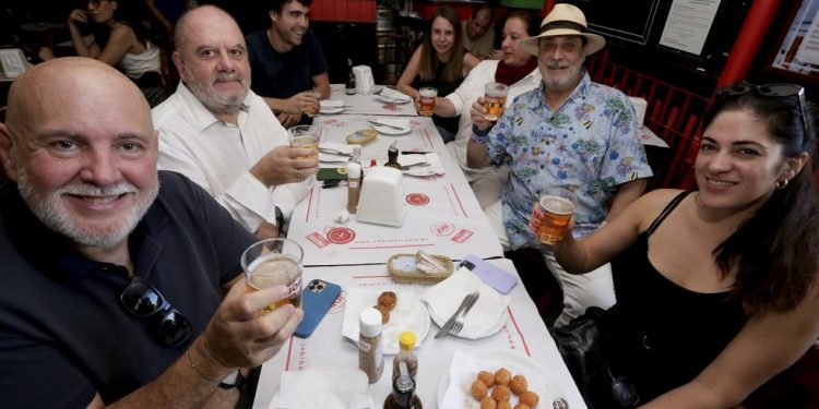 Chefes da gastronomia mundial estão no Rio, visitando de botecos ao Lasai. De camisa preta, Benjamin Lana — Foto: Marcelo Theobald/ Agência O Globo