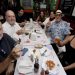 Chefes da gastronomia mundial estão no Rio, visitando de botecos ao Lasai. De camisa preta, Benjamin Lana — Foto: Marcelo Theobald/ Agência O Globo