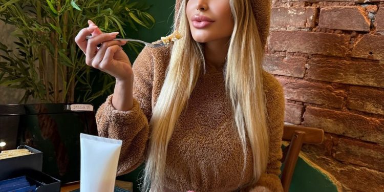 Janaína Prazeres comeu o próprio gel lubrificante sabor leite condensado no café da manhã — Foto: Divulgação | CO - Assessoria