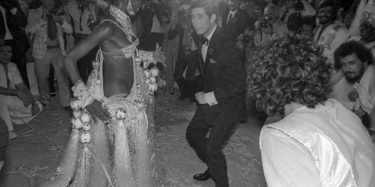 Pinah e Charles, durante coquetel oferecido ao então príncipe, no Palácio da Cidade, em Botafogo, em 1978 — Foto: Antonio Nery/Agência O Globo