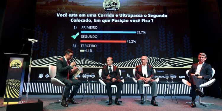 Talk show durante a premiação em 2024 com José Aroldo Gallassini, fundador da Cooperativa Coamo, e com o economista José Roberto Mendonça de Barros — Foto: Flavio Santana