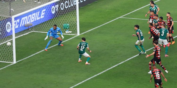 Jogadores de Flamengo e Palmeiras veem bola cabeceada por Danilo entrar no gol — Foto: Connie FRANCE / AFP