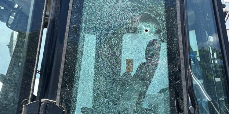 Tiro atravessou vidro da máquina e atingiu servidor de Duque de Caxias — Foto: Reprodução redes sociais