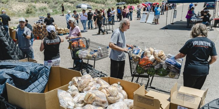 Voluntários distribuem alimentos em comunidade rural do estado americano do Novo México — Foto: Meridith Kohut/The New York Times