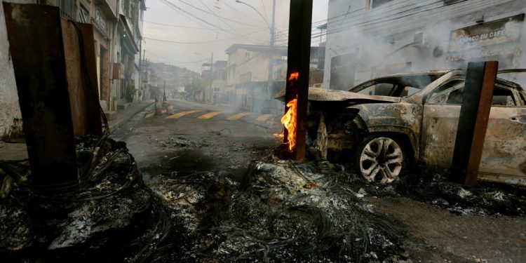 Barricada erguida por facção no Complexo do Alemão, na Zona Norte do Rio — Foto: Fabiano Rocha / Agência O Globo/28-10-2025