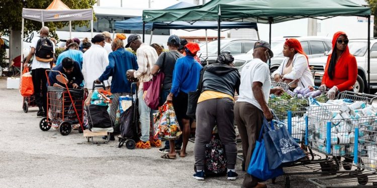 Moradores fazem fila em um banco de alimentação em Miami, na Flórida: Trump extinguiu pesquisa anual sobre fome alegando que ela “inflava números”, usados pela oposição — Foto: va Marie Uzcategui/Bloomberg