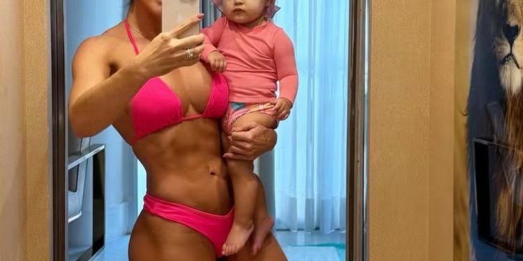 Graciele Lacerda afastou rumores de cirurgia e exibiu corpo pós-parto em foto com a filha — Foto: Reprodução Instagram
