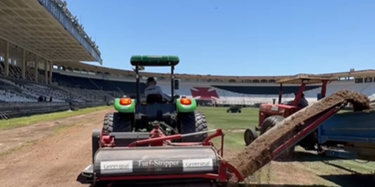 Processo de troca do gramado em São Januário — Foto: Divulgação/Greenleaf