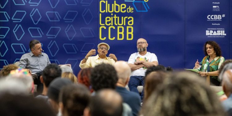 Clube de leitura no CCBB do Rio, com Ramon Nunes, Nei Lopes, Luiz Antonio Simas e Suzana Vargas — Foto: Ana Branco