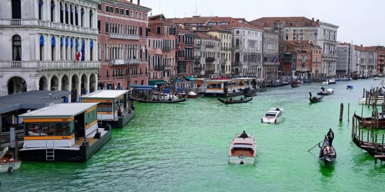 A água estava repleta de redemoinhos verde-brilhantes enquanto turistas atônitos observavam — Foto: AFP