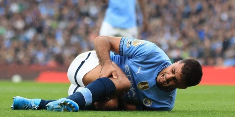 Rodri sofreu grave lesão ligamentar no joelho direito contra o Arsenal — Foto: Imago