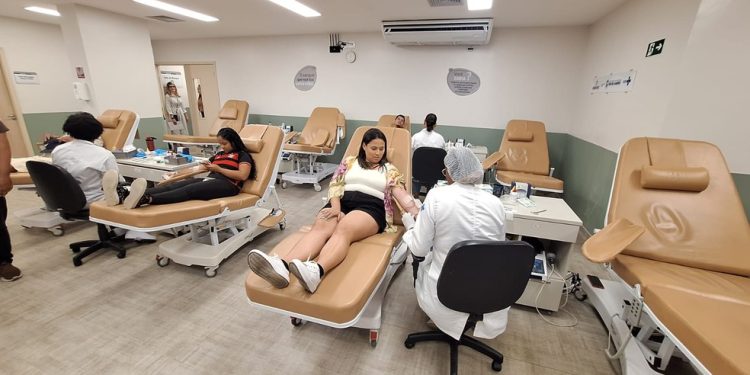 Doadores: o Hemorio enfrenta uma queda de cerca de 10% nas doações em relação ao mesmo período do ano passado — Foto: Jéssica Marques