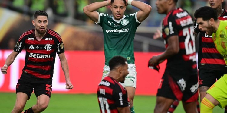 Danilo, do Flamengo, comemora como um gol o corte que travou o chute de Vitor Roque, do Palmeiras, na final da Libertadores — Foto: Ernesto Benavides/AFP