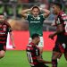 Danilo, do Flamengo, comemora como um gol o corte que travou o chute de Vitor Roque, do Palmeiras, na final da Libertadores — Foto: Ernesto Benavides/AFP