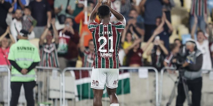 Arias recebeu aplausos da torcida após jogo de despedida — Foto: LUCAS MERÇON / FLUMINENSE F.C.
