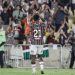 Arias recebeu aplausos da torcida após jogo de despedida — Foto: LUCAS MERÇON / FLUMINENSE F.C.