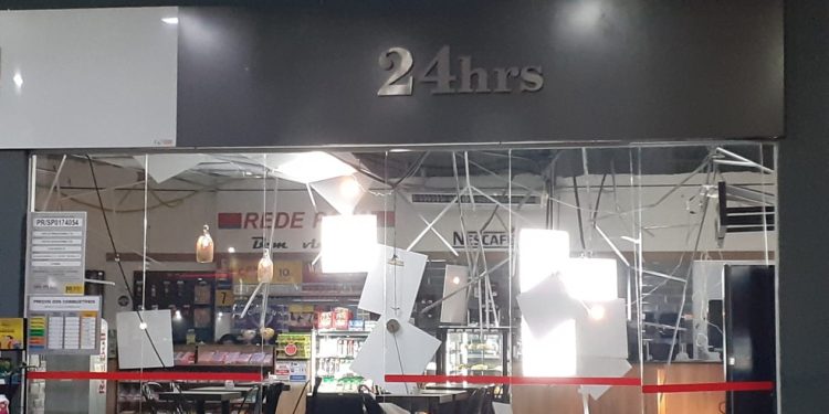 Posto de gasolina próximo ao local da explosão — Foto: Reprodução