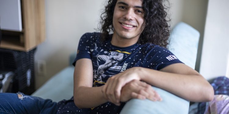 Estudante de Letras, o mineiro Gustavo Miranda Souza, de 19 anos, precisou morar num abrigo para moradores de rua ante de conseguir o Aluguel Universitário — Foto: Guito Moreto