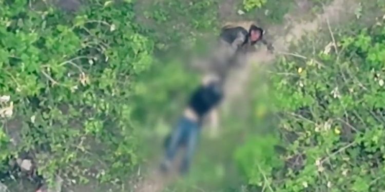 Imagens de drone mostram policial segundos antes de ser morto por criminosos em megaoperação do Rio — Foto: Reprodução / Fantástico