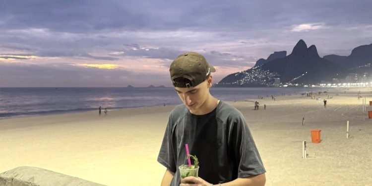 Já fora do Brasil, irmão de Dua Lipa revela novas fotos no Rio em álbum