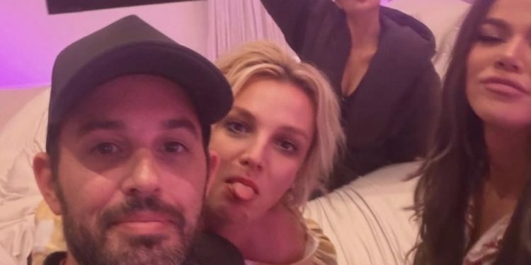 Kim Kardashian, Britney Spears, Cade Hudson e Khloe Kardashian — Foto: Reprodução/Instagram