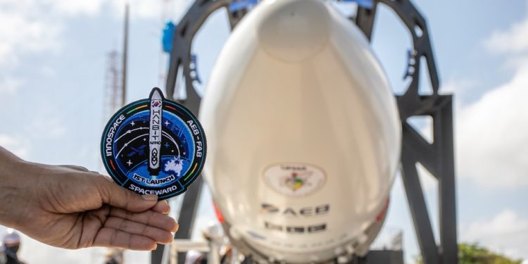 Logo da Operação Spaceward 2025 em frente ao foguete HANBIT-Nano — Foto: Divulgação: FAB