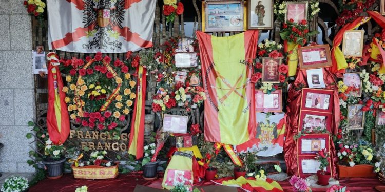 Uma fotografia tirada em 9 de janeiro de 2025 mostra o mausoléu do ditador espanhol Francisco Franco decorado com bandeiras e mensagens deixadas por fiéis, no cemitério de Mingorrubio-El Pardo, ao norte de Madrid. — Foto: THOMAS COEX / AFP